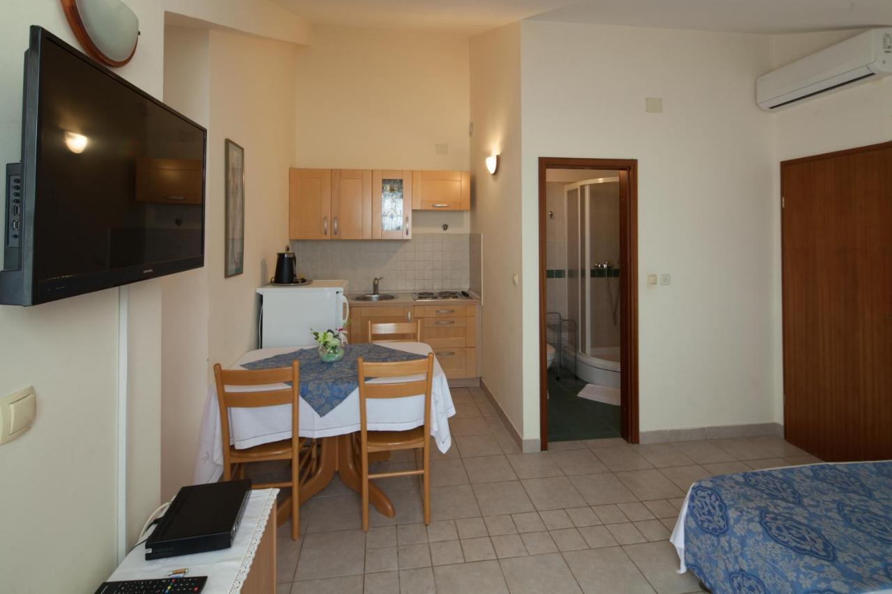 Apartments By The Sea Bilo, Primosten - 4191 外观 照片