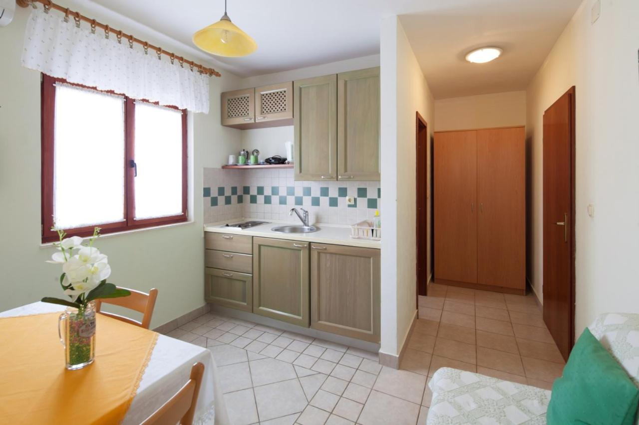 Apartments By The Sea Bilo, Primosten - 4191 外观 照片