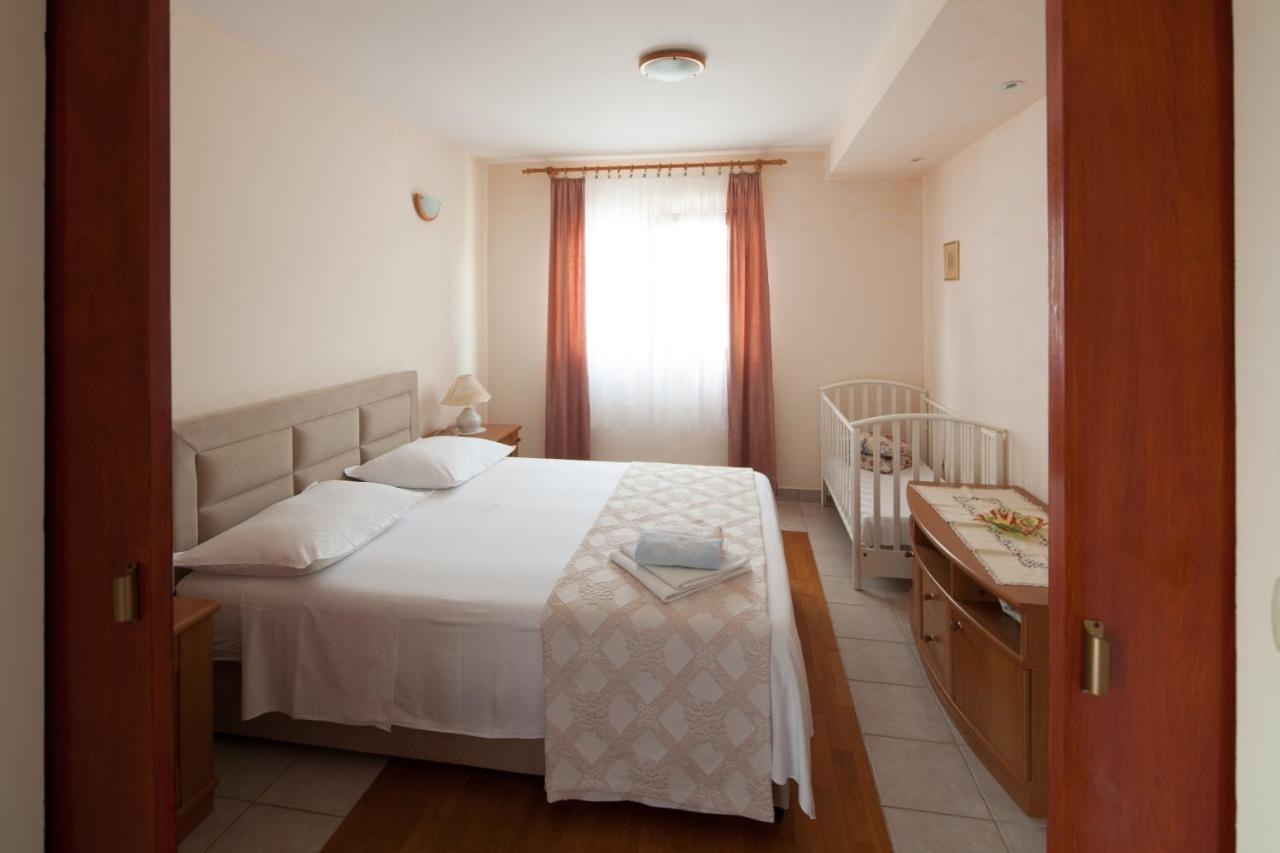 Apartments By The Sea Bilo, Primosten - 4191 外观 照片