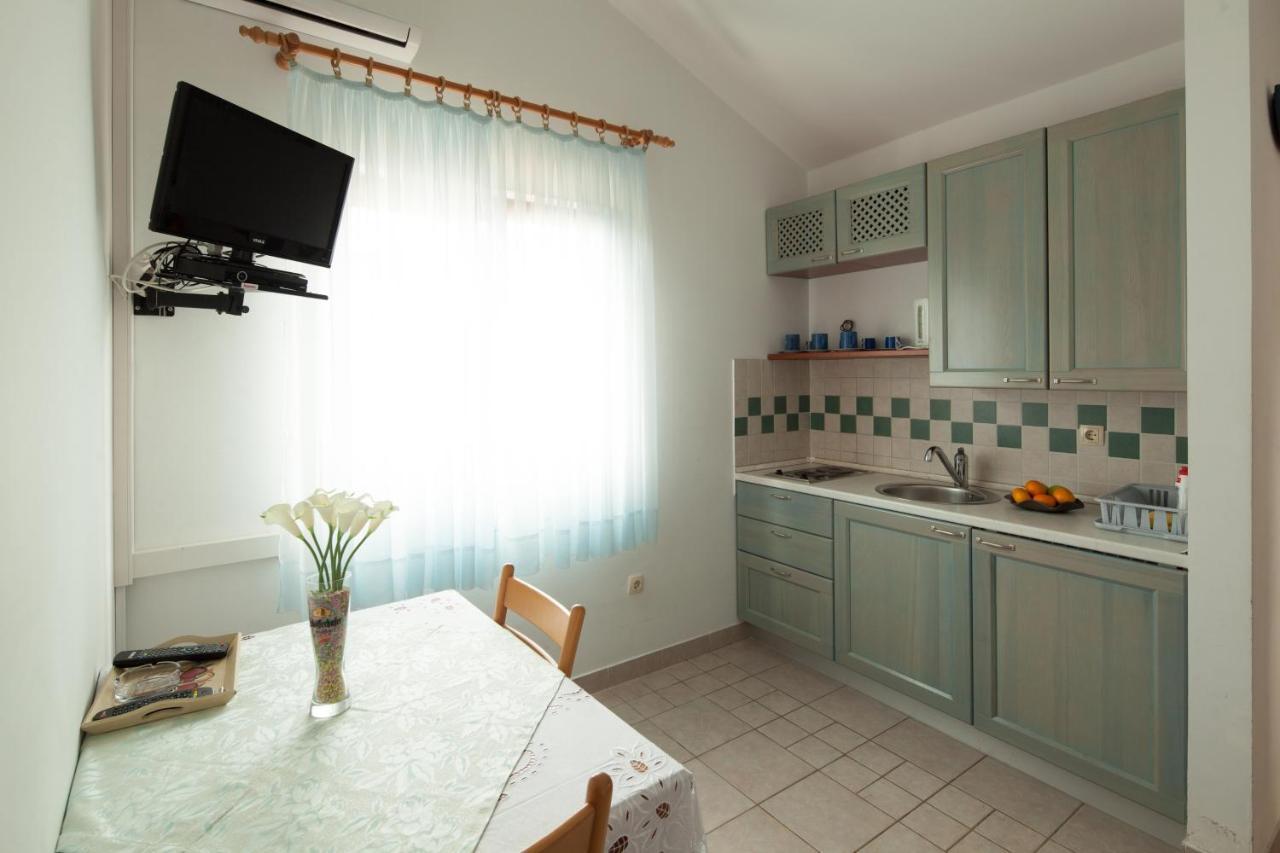 Apartments By The Sea Bilo, Primosten - 4191 外观 照片