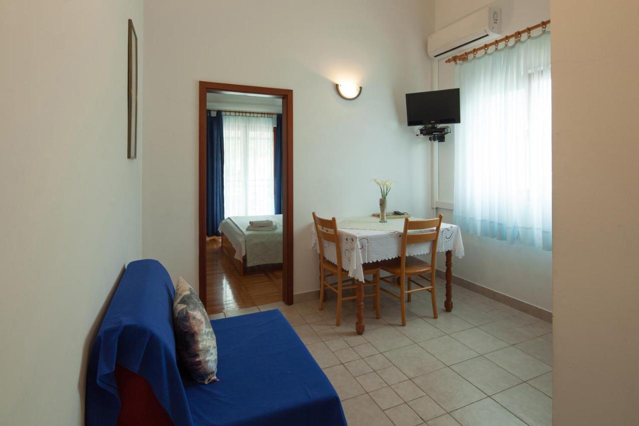 Apartments By The Sea Bilo, Primosten - 4191 外观 照片